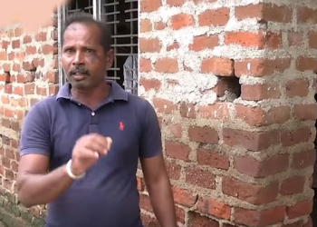 ආණ්ඩුවේ අය ටීවීවලින් නම් කියනවා හැමෝටම දීලා ඉවරයි කියලා! හැබැයි මාසයක් ගිහිල්ලත් ජනාධිපතිතුමා දෙනවා කියපු කිසිම සහනයක් මේ ගමේ මිනිස්සුන්ට නම් ලැබිලා නෑ! ජරමර අස්සේ ගමේ මිනිස්සුත් එක්ක හිටපු ග්‍රාමසේවක නෝනාවත් මාරු කරලා!  VIDEO I Sri Lanka Latest News