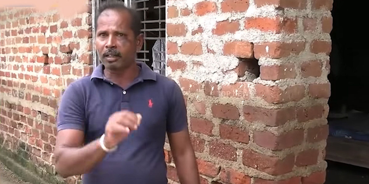 ආණ්ඩුවේ අය ටීවීවලින් නම් කියනවා හැමෝටම දීලා ඉවරයි කියලා! හැබැයි මාසයක් ගිහිල්ලත් ජනාධිපතිතුමා දෙනවා කියපු කිසිම සහනයක් මේ ගමේ මිනිස්සුන්ට නම් ලැබිලා නෑ! ජරමර අස්සේ ගමේ මිනිස්සුත් එක්ක හිටපු ග්‍රාමසේවක නෝනාවත් මාරු කරලා!  VIDEO I Sri Lanka Latest News