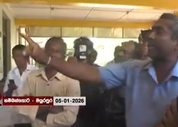 හම්බන්තොට මයුරපුර ගොවීන් වතුර ඉල්ලා මහවැලි කාර්යාලය වටලයි! පොලිසියත් එයි! කොට්ඨාස කළමනාකරුට හූ තියා විරෝධය පළකරයි! මාලිමා මන්ත්‍රීවරුන්ටත් හූ තියයි! VIDEO I Sri Lanka Latest News