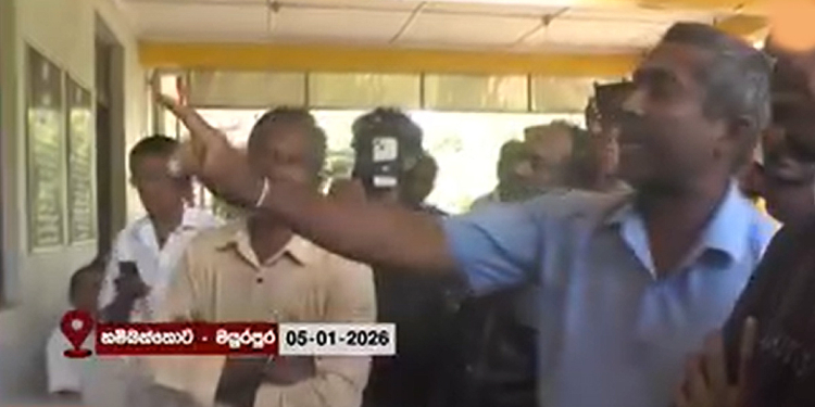 හම්බන්තොට මයුරපුර ගොවීන් වතුර ඉල්ලා මහවැලි කාර්යාලය වටලයි! පොලිසියත් එයි! කොට්ඨාස කළමනාකරුට හූ තියා විරෝධය පළකරයි! මාලිමා මන්ත්‍රීවරුන්ටත් හූ තියයි! VIDEO I Sri Lanka Latest News