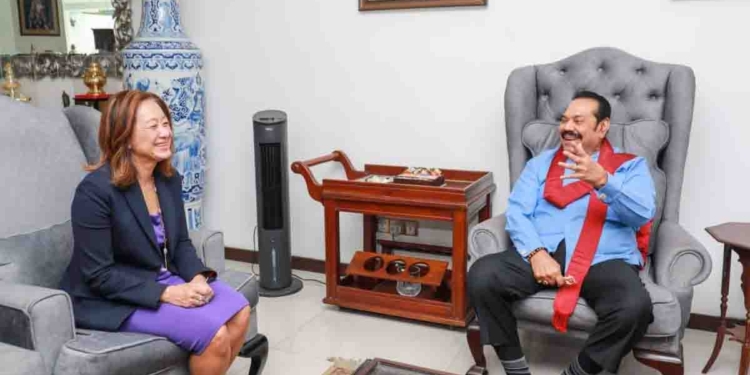 ගෙදර යන ගමන් ජූලී මහින්දගේ ගෙදරටත් ගොඩවෙයි! PHOTOS I Sri Lanka Latest News