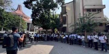 නීතිපතිට එරෙහිව අලුත්කඩේදී උදේ 10ට තිබ්බ විරෝධතාව මෙන්න! VIDEO I Sri Lanka Latest News