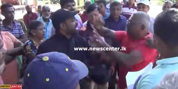 මාතලේ මිනිස්සු පාරට බැහැලා උද්ඝෝෂණ කරද්දී ආපු මාලිමා සභාපතිට ගම්මුන්ගේ විරෝධය! රතු ටී ෂර්ට් එකක් ඇඳන් ආපු කෙනෙක් ලොකු සද්දයක් දාලා ගහගන්නත් එයි! සභාපතිට ගම්මු හූ තියා එලවයි! VIDEO I Sri Lanka Latest News