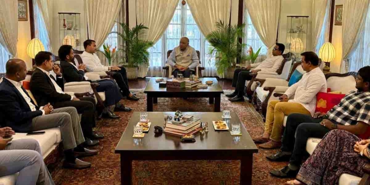 සජබෙ ප්‍රසාද්-චිත්‍රාල්-චතුර-චමින්ද්‍රානි සහ පොහොට්ටුවේ නාමල්-ඉන්දික-සංජීව-සම්පත් හදිසියේම ඉන්දියාවට යන්නේ ඇයි? දෙගොල්ලොම ගිහින් ඉන්දීය මහකොමසාරිස් හමුවෙලා කතාකළේ මොනවද? PHOTOS I Sri Lanka Latest News
