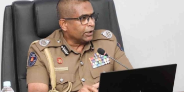 ටවුන්වල පාට් දාපු ත්‍රීවීල්-වාහන හයර් චණ්ඩින්ගේ කාලය ඉවරයි! පොලිස්පති පික් මී-ඌබර් ආයතන ප්‍රධානීන්-ත්‍රීවීල් සංගම් ප්‍රධානීන් පොලිස් මූලස්ථානයට ගෙන්වයි! අවසන් නිවේදනය නිකුත් කරයි! PHOTOS I Sri Lanka Latest News