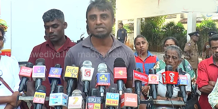 මෝසම් වර්ෂාව එනවා! නාය ගිය තැන්වල තාම පාරවල් සුද්ද කරලත් නෑ! ඉන්න තැනක් දීලත් නෑ! වන්දිත් නෑ! දැන් අවතැන් කඳවුරුවලිනුත් යන්නලු! නායගිය ගමේම අපිව පදිංචි කරවන්න යනවා! ඇයි අපිට මෙහෙම කරන්නේ? VIDEO I Sri Lanka Latest News