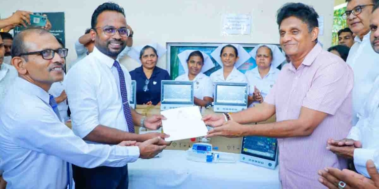 විපතට පත් ජනතාව දුක් විදිද්දී ඇතැම් නායකයන් කොළඹ කිරිබත් කමින් අවුරුදු සමරනවා! මෙන්න විපක්ෂනායක අද ජනවාරි පළමුවැනිදා කරපු වැඩේ! VIDEO & PHOTOS I Sri Lanka Latest News