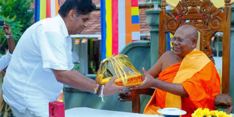 අවුරුද්දේ පළමු දවසෙම රෝහලකට සෞඛ්‍ය උපකරණ පූජා කළා! අවුරුද්දේ පළමු පෝය දවසෙම රත්මලානෙ පරම ධම්ම චේතිය මහාපිරිවෙණේ ධර්ම දේශනාව සංවිධාන කළා! ඒ තමයි විපක්ෂනායක සජිත් ප්‍රේමදාස! VIDEO & PHOTOS I Sri Lanka Latest News