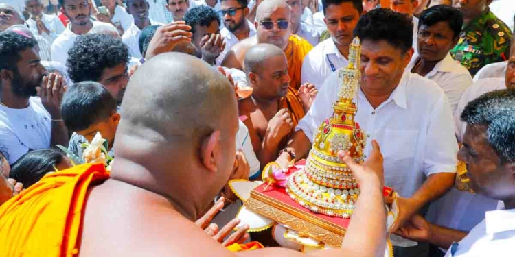 පළමු පෝය දවසේ තවත් පිංකමක්! කරම්පෑතර ශ්රී අභයරාජාරාම විහාරස්ථානයේ ඉදිකරන ශ්රී ගෞතම සම්බුද්ධ මහා කච්චායනා මහා සෑයේ ධාතූන් වහන්සේලා-නිධන් වස්තු තැන්පත් කිරීමේ විශේෂ උත්සවයට විපක්ෂනායක සජිත් එක්වෙයි! VIDEO & PHOTOS I Sri Lanka Latest News