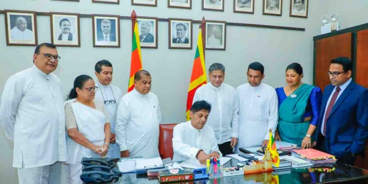වැඩේ තීන්දුයි! හරිනිට එරෙහි විශ්වාසභංගයට අත්සන් තියන්න පටන් ගනී! මුල්ම අත්සන විපක්ෂනායක සජිත්ගෙන්! VIDEO & PHOTOS I Sri Lanka Latest News