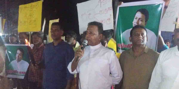 නිදහස් අධ්‍යාපනය රැකගන්න ජනතාවත් අරන් උපාලි පියසෝමත් කුලියාපිටියෙන් පාරට බැහැලා! VIDEO & PHOTOS I Sri Lanka Latest News
