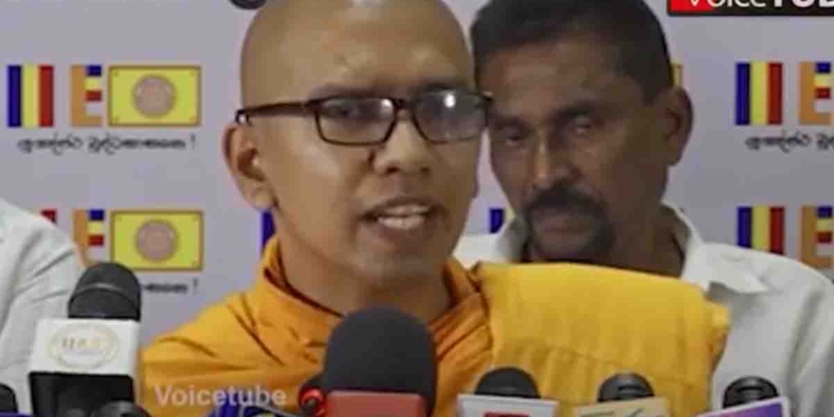 දවස් 29ක් ඇතුළේ හිටපු කස්සප හාමුදුරුවෝ පළමු වරට එළියට එයි! ත්‍රිකුණාමල බන්ධනාගාරය කියන්නේ වධකාගාරයක්! අපි ඉස්සරහා මුස්ලිම් අයෙකුට බිම දාගෙන පහර දුන්නා! පුළුවන් දෙයක් කරපන් කියලා අපිට තර්ජනය කළා! අපිට දානය දුන්නේ.. සිවුරු හෝදලා දුන්නේ මුස්ලිම් අය! VIDEO I Sri Lanka Latest News