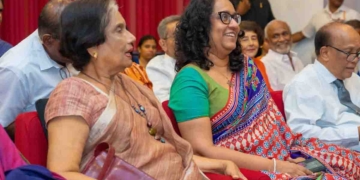 චන්ද්‍රිකායි හරිනියි හිනා වෙවී මේ කතා කරන්නේ මොනවා ගැනද? PHOTOS I Sri Lanka Latest News