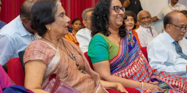 චන්ද්රිකායි හරිනියි හිනා වෙවී මේ කතා කරන්නේ මොනවා ගැනද? PHOTOS I Sri Lanka Latest News
