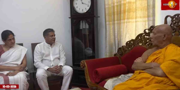 රිමාන්ඩ් එකේ ඉන්න කස්සප හාමුදුරුවො ගැන කතා කරන්න මහනුවරට ගිය දිලිත්ට මල්වතු අනුනාහිමියෝ නීතිය උගන්වයි! ‘අධිකරණයේ පවතින නඩුවලට අපිට සම්බන්ධ වෙන්න අමාරුයි… ඒක නීති විරෝධීයි’! VIDEO I Sri Lanka Latest News