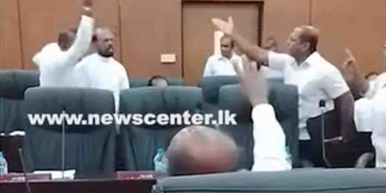 සභාවේ මුදල් මාලිමා මන්ත්‍රීවරුන්ගේ ගිණුම්වලට දාගත් සිද්ධියෙන් ගම්පහ සභාව ඇවිළෙයි! දැඩි විරෝධය පා විපක්ෂය සභාවෙන් එළියට යයි! VIDEO I Sri Lanka Latest News