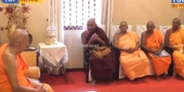 ‘හාමුදුරුවරුන්ට පාරෙ බැහැලා යන්න බැරි තත්ත්වයක් ඇතිවෙලා’! කොළඹින් මහනුවරට ගිය නායක හිමිවරුන් මහනාහිමිවරුන් හමුවී තීරණාත්මක සාකච්ඡාවක! තීන්දු තීරණ රැසක් අරන්! VIDEO I Sri Lanka Latest News