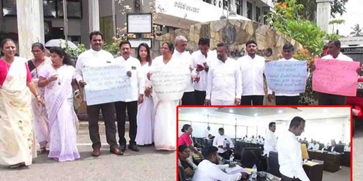 ‘බලංගොඩ කස්සප’! කිසිම ගරුසරුවක් නැතිව හාමුදුරුවන්ගේ නම විතරක් කියලා මාලිමාවේ මන්ත්‍රී කරපු අපහාසයට කැස්බෑවේ විපක්ෂය වර්ජනයක! වැරැද්ද නිවැරදි කරන්න ඉල්ලුවාම සභාපතිත් සද්ද නැතිව ඉඳලා! සභාව ඉදිරිපිට විරෝධයක්! VIDEO I Sri Lanka Latest News