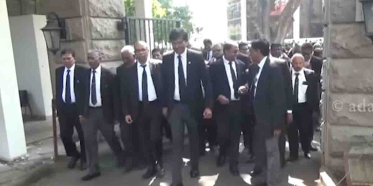 ‘රජය වගකීම බාරගන්න’! වැඩ නැවැත්වූ නීතීඥවරු අද තවත් ලොකු වැඩක! VIDEO I Sri Lanka Latest News