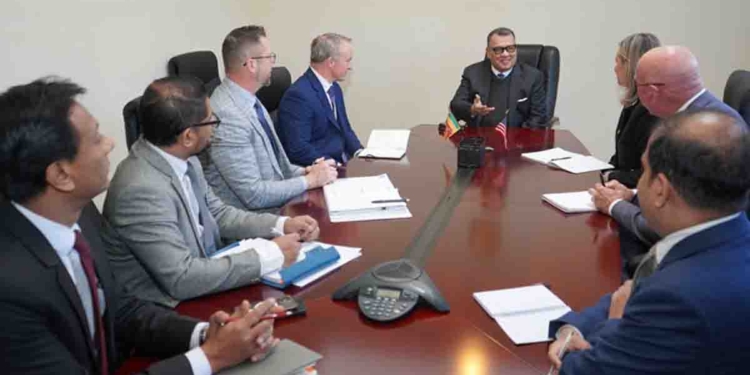 තානාපති මහින්ද වැඩ පටන් ගනී! ලංකාවේ ග්‍රැෆයිට් කර්මාන්තය ගැන හොයන්න අමෙරිකානු ආයෝජකයන් කණ්ඩායමක් අරන් එයි! PHOTOS I Sri Lanka Latest News