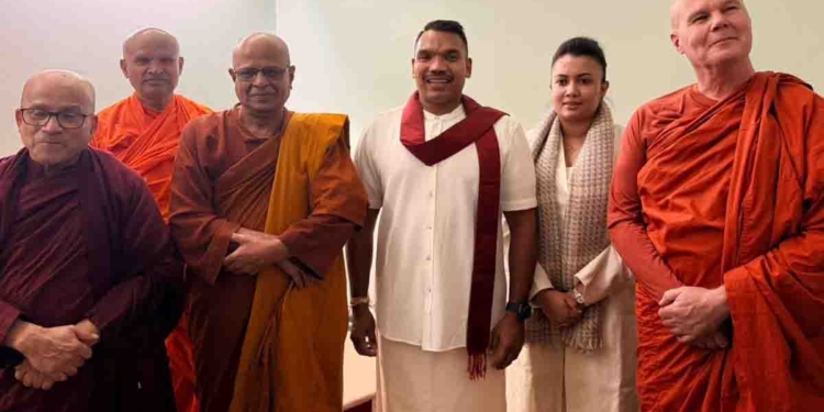 නෝනත් එක්කම නාමල් ලන්ඩන් විහාරයට ගිහින්! PHOTOS I Sri Lanka Latest News
