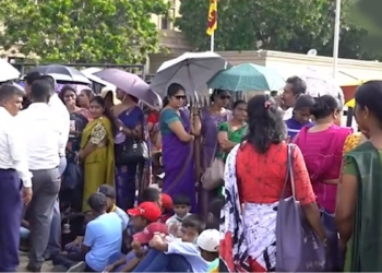 සංවර්ධන නිලදාරීන් යද්දී අම්මලා දරුවන් අරන් ජනපති කාර්යාලය ඉදිරිපිටට එයි! VIDEO I  Sri Lanka Latest News