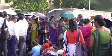 සංවර්ධන නිලදාරීන් යද්දී අම්මලා දරුවන් අරන් ජනපති කාර්යාලය ඉදිරිපිටට එයි! VIDEO I  Sri Lanka Latest News