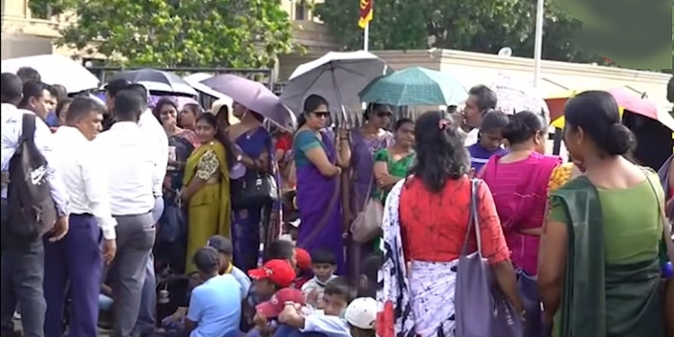 සංවර්ධන නිලදාරීන් යද්දී අම්මලා දරුවන් අරන් ජනපති කාර්යාලය ඉදිරිපිටට එයි! VIDEO I  Sri Lanka Latest News