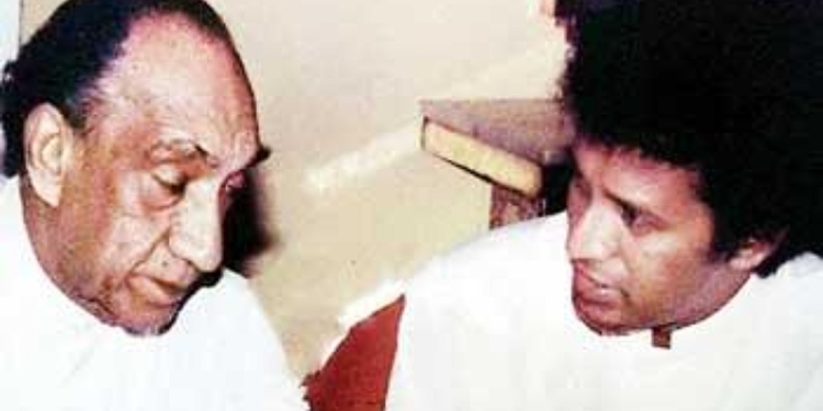 හූ තිබ්බා… ගල් ගැහුවා… රෙස්ට් හවුස් එක කුඩු කළා…! ජේ.ආර්.ලා විජයට කැස්බෑවෙදි ගහපු ගැහිල්ල!Sri Lanka Latest News