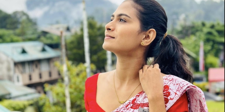 තාත්තා තදින්ම විරුද්ධ වෙද්දී අම්මා මගේ හෙවනැල්ල වුණා…! කැමරාව මට නුහුරු දෙයක් නෙවෙයි…! මේ මගේ ෆස්ට් මේන් රෝල් එක…! ගනීෂා දන්දෙණිය I Sri Lanka Latest News