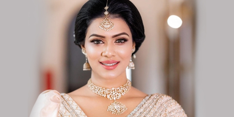 උසයි.. කෙට්ටුයි.. කොණ්ඩෙත් කොටයි.. පට්ට කැතයි… චාන්ස් එකක් ලැබුණෙම නැහැ…! පවුලට මුල් තැන දීලා නිළියක් වෙන්න ආසයි…! පොඩි කාලේ ඉඳන් ආසාව තිබුණා…! සුලෝචනා හැරපත්දෙණිය I Sri Lanka Latest News