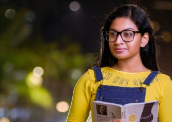 හඬකැවීම්, නිවේදන, ස්ක්‍රිප්ට්…! මේ ඔක්කොම අස්සේ අහිංසක විදිහට ‘කොටු’ පනින තිළිණිගේ මල්ටි ටැලන්ට් එක…! හොඳ සහ නරක දෙපැත්තක් තියෙනවා…! ගත්ත එවා ගැන පසුතැවීමක් තියෙනවා…! තිළිණි කෞෂල්‍යා I Sri Lanka Latest News