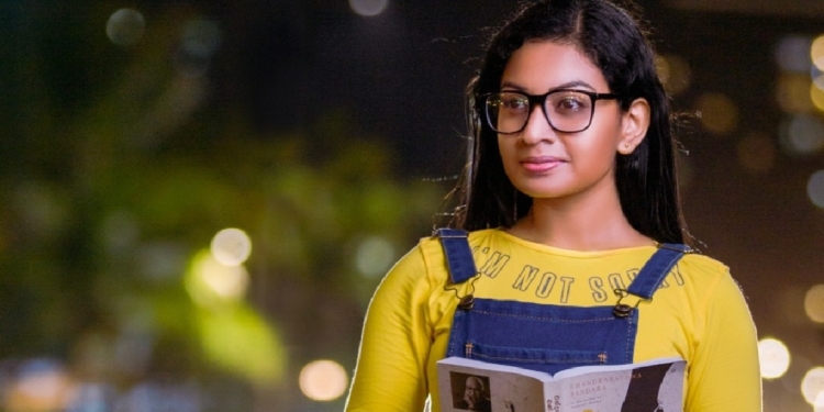 හඬකැවීම්, නිවේදන, ස්ක්‍රිප්ට්…! මේ ඔක්කොම අස්සේ අහිංසක විදිහට ‘කොටු’ පනින තිළිණිගේ මල්ටි ටැලන්ට් එක…! හොඳ සහ නරක දෙපැත්තක් තියෙනවා…! ගත්ත එවා ගැන පසුතැවීමක් තියෙනවා…! තිළිණි කෞෂල්‍යා I Sri Lanka Latest News