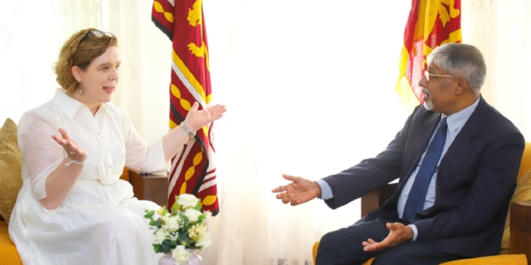 කැනඩා මහකොමසාරිස්වරිය මධ්‍යම පළාත් ආණ්ඩුකාරතුමාගේ කාර්යාලයට ආවේ ඇයි? PHOTOS I Sri Lanka Latest News
