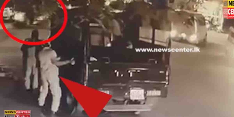 ජින්තුපිටියේ පාතාලයා ඇවිත් වෙඩි තියද්දී පොලිසිය තුවක්කු අතේ තියාගෙන ජිප් එක පිටිපස්සේ හැංගිලා බලන් ඉඳලා! CCTV එකේ ඔක්කොම සටහන් වෙයි! වෙඩි තියපු පාතාලයා බයික්‌ එකේ නැගලා ෂෝක් එකට යනවා! VIDEO I Sri Lanka Latest News