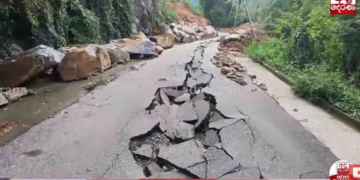 මහ වැස්සේ වතුර පාර පාරදිගේ ගලයි! අරනායක කාපට් පාර දෙකට කැඩෙයි! ආපහු මහා විනාශයක් වෙන්නද යන්නේ? VIDEO I Sri Lanka Latest News