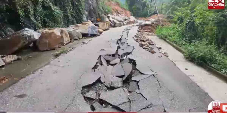 මහ වැස්සේ වතුර පාර පාරදිගේ ගලයි! අරනායක කාපට් පාර දෙකට කැඩෙයි! ආපහු මහා විනාශයක් වෙන්නද යන්නේ? VIDEO I Sri Lanka Latest News