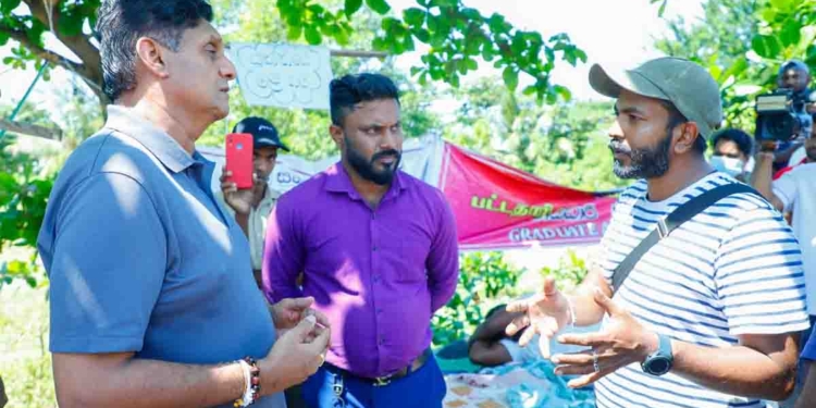 ඊයෙත් ගියා! අදත් ගියා! ගුරු සංවර්ධන නිලධාරීන්ට සාධාරණය ඉටු වන තෙක් විපක්ෂනායක සජිත් සටනේ! අධ්යාපනය අසභ්යකරණය කළ ආණ්ඩුව අද වන විට ගුරු සංවර්ධන නිලධාරීන්වත් රවටා අවසන්! VIDEO & PHOTOS I Sri Lanka Latest News
