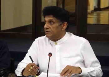 ලොකු ලොකු කොම්පැනිකාරයෝ දිගට හරහට දේශපාලඥයෝ සල්ලිවලට අරන් උන්ගේ කටවල් වහලා තියෙද්දී විපක්ෂනායක නොකඩවා.. නොනවත්වා පොඩි ව්‍යාපාරිකයෝ බේරගන්නා සටනේ! ජරාව කාලා ඉන්න ඔස්තාර්ලාට නම් මේවා විහිලු! VIDEO & PHOTOS I Sri Lanka Latest News