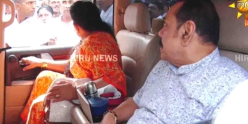 මහින්දගේ අත අල්ලලා වාහනෙන් බැහැලා ශිරන්ති FCID එක ඇතුළට යයි! VIDEO I Sri Lanka Latest News