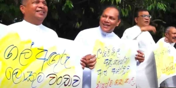 සජබය පාර්ලිමේන්තුවෙන් එළියට බහී! ගල් අඟුරු වංචාවට එරෙහිව පාර්ලිමේන්තු සංකීර්ණය ඉදිරිපිට විරෝධතාවක්! පොලිසිය විරෝධතාව විසුරුවයිද? VIDEO I Sri Lanka Latest News