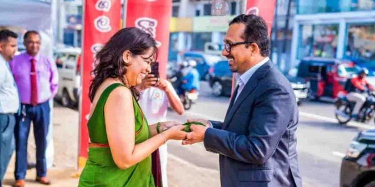 නීති රෙගුලාසිවලට එරෙහිව එන ප්‍රාදේශීය දේශපාලඥයන්ගෙන් බලපෑම් වැඩියි! සීනි සමාගමේ දෙවන සභාපතිත් ඉල්ලා අස්වෙයි! ප්‍රධාන විධායක නිලධාරිනියත් ඉල්ලා අස්වීමේ ලියුම යවලා!  I Sri Lanka Latest News