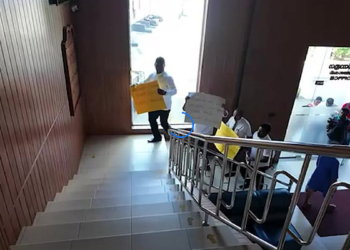 විපක්ෂයේ විරෝධයෙන් කුරුණෑගල නගර සභාව රත්වෙයි! බෝඩ් උස්සගෙන මන්ත්‍රීවරු නගරාධිපතිගේ කාමරයටත් කඩන් පනී! VIDEO I Sri Lanka Latest News