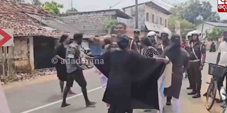 පොලිස් වෙඩි තැබීමකින් මියගිය 17 හැවිරිදි තරුණයාගේ අවසන් කටයුතුවලදී යාපනය ඇවිස්සෙයි! පොලිසියට ගහන්නත් යයි! VIDEO I Sri Lanka Latest News