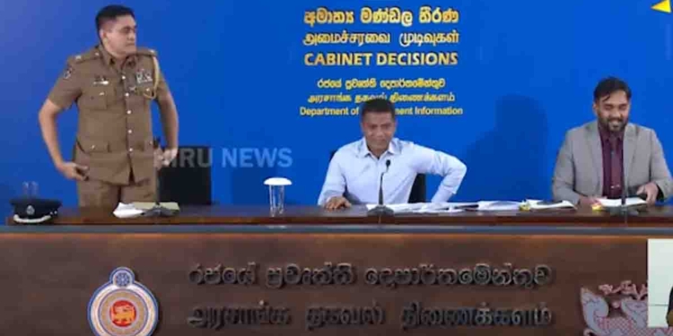 මාධ්‍යයෙන් පට්ට ගහපු නුවරඑළියේ අයිස් ෆැක්ටරියට මොකද වුණේ කියලා අහපු ප්‍රශ්නයෙන් පොලිස් මාධ්‍ය ප්‍රකාශක හිරවෙයි! උත්තරේ දෙද්දි නලින්දගේ මුහුණ දැක්කාම මොකද්දෝ එකක් කියවෙනවා වගේ!  VIDEO I Sri Lanka Latest News