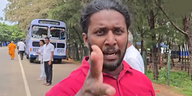 නඩුව ඉවර වුණාම මිනිස්සු ත්‍රිකුණාමලේ සම්බුද්ධත්ව ජයන්ති විහාරයට මල් පහන් පූජා කරන්න ගිහින්! හැරෙන තැපෑලෙන් පොලිසිය බස් එකක්ම එවලා! VIDEO I Sri Lanka Latest News