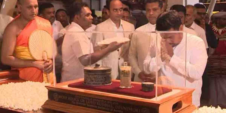 අනුර ගංගාරාමයට ඇවිත් ශ්රී සර්වඥ ධාතූන්වහන්සේ වැඳපුදා ගනී! I Sri Lanka Latest News