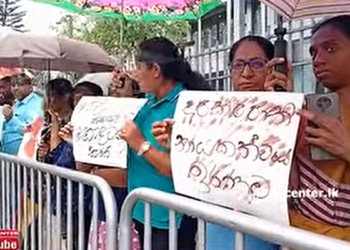 බදුල්ලේ හිටපු දක්ෂම-අවංකම-කාර්යක්ෂම දිසාපතිතුමාව අයින් කරලා! රාජ්ය සේවකයන් පක්ෂ පාට නොබලා පාරට බැහැලා! VIDEO I Sri Lanka Latest News