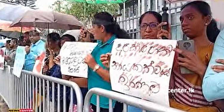 බදුල්ලේ හිටපු දක්ෂම-අවංකම-කාර්යක්ෂම දිසාපතිතුමාව අයින් කරලා! රාජ්‍ය සේවකයන් පක්ෂ පාට නොබලා පාරට බැහැලා! VIDEO I Sri Lanka Latest News