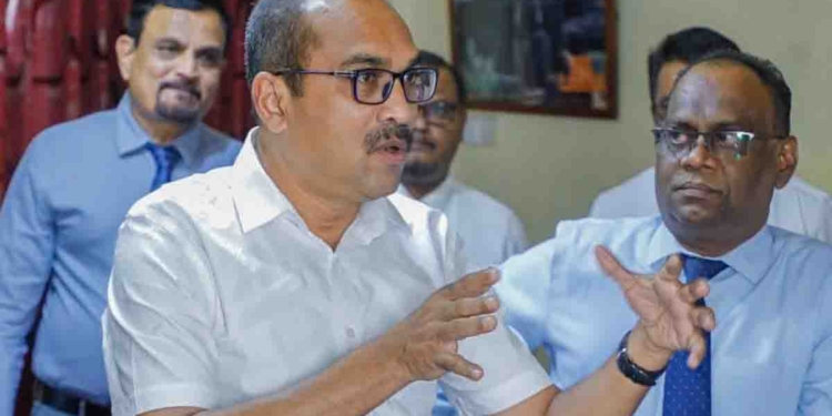 මාරාන්තික උපවාස කළාට වැඩක් නෑ වගේ! විභාගය ලියන්නම ඕන! ජනපති කාර්යාලය ඉදිරිපිට උපවාස කරන ගුරු සංවර්ධන නිලධාරීන්ට ඇමැති බිමල් පණිවුඩයක් යවයි! VIDEO I Sri Lanka Latest News